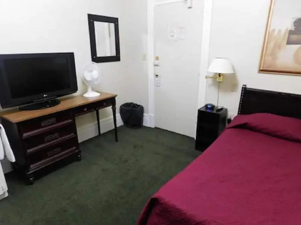 Filmores Hotel 2*, Toronto Canada